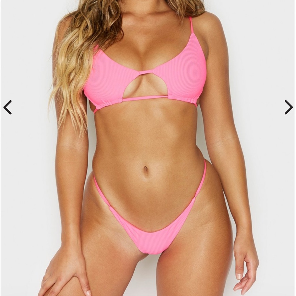 Frankie’s bikinis top and bottom👙both Willa style